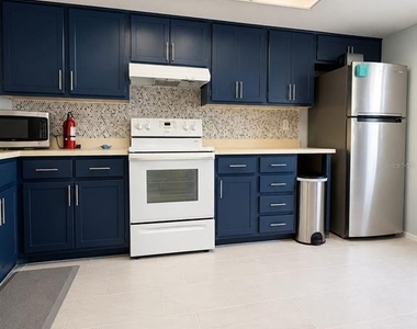 115 Lakeview Place - Photo Thumbnail 5