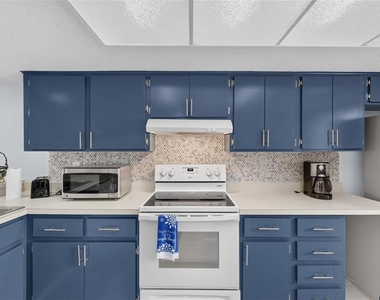 115 Lakeview Place - Photo Thumbnail 16