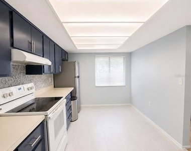 115 Lakeview Place - Photo Thumbnail 7