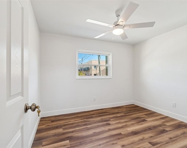 14919 N Bayshore Drive - Photo Thumbnail 17