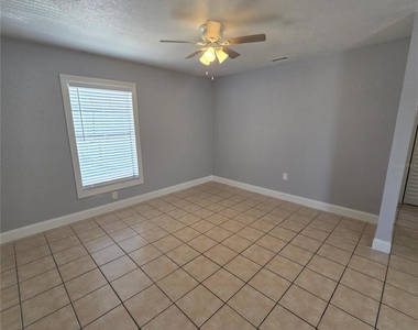 5720 N Lincoln Avenue - Photo Thumbnail 3