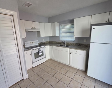5720 N Lincoln Avenue - Photo Thumbnail 2