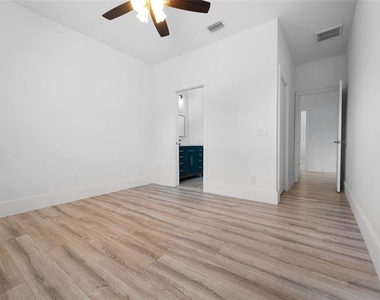 4802 W Beachway Drive - Photo Thumbnail 23