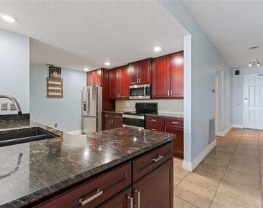 1108 N Franklin Street - Photo Thumbnail 14