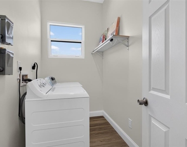 3022 W Douglas Street - Photo Thumbnail 9