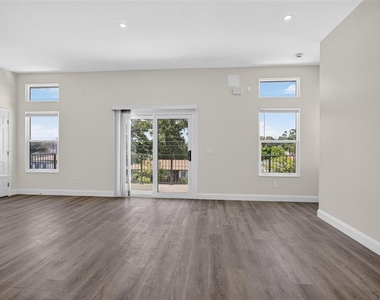 3022 W Douglas Street - Photo Thumbnail 4
