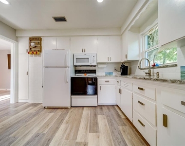 10802 Mohawk Road - Photo Thumbnail 6