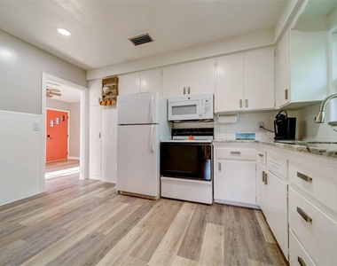 10802 Mohawk Road - Photo Thumbnail 7