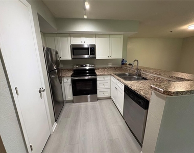 7210 Westpointe Boulevard - Photo Thumbnail 7