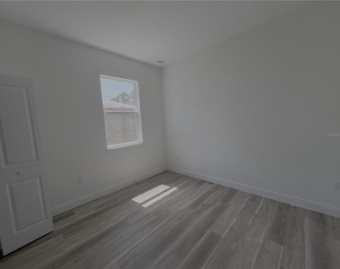 1852 W Quaker Lane - Photo Thumbnail 23
