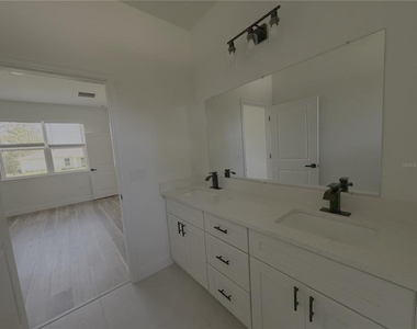 1852 W Quaker Lane - Photo Thumbnail 10