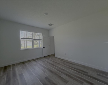 1852 W Quaker Lane - Photo Thumbnail 19
