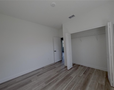 1852 W Quaker Lane - Photo Thumbnail 21