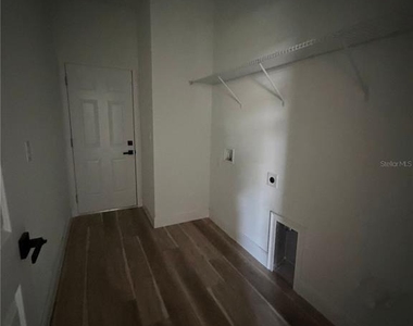 1852 W Quaker Lane - Photo Thumbnail 20
