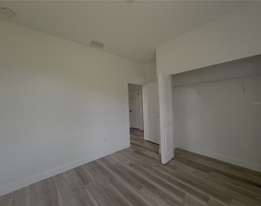 1852 W Quaker Lane - Photo Thumbnail 22