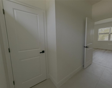 1852 W Quaker Lane - Photo Thumbnail 16