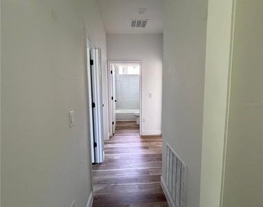 1852 W Quaker Lane - Photo Thumbnail 7