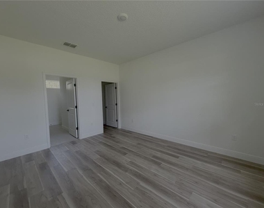 1852 W Quaker Lane - Photo Thumbnail 5