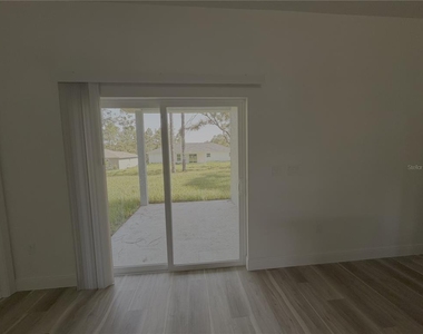 1852 W Quaker Lane - Photo Thumbnail 15