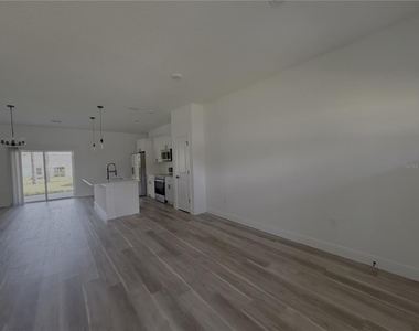 1852 W Quaker Lane - Photo Thumbnail 6