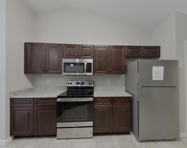 820 Marion Oaks Manor - Photo Thumbnail 11