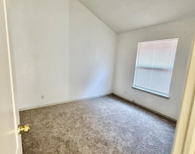 1468 Plaza Verde Drive - Photo Thumbnail 14