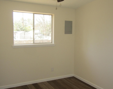 305 Corvena Way - Photo Thumbnail 41