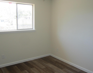 305 Corvena Way - Photo Thumbnail 34