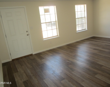 305 Corvena Way - Photo Thumbnail 8