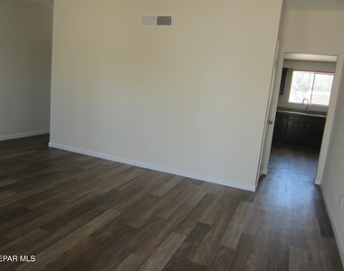 305 Corvena Way - Photo Thumbnail 7