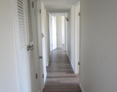 305 Corvena Way - Photo Thumbnail 32