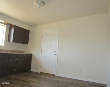 305 Corvena Way - Photo Thumbnail 12