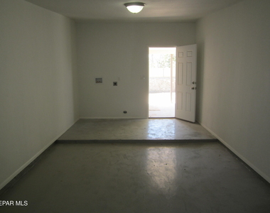 305 Corvena Way - Photo Thumbnail 20