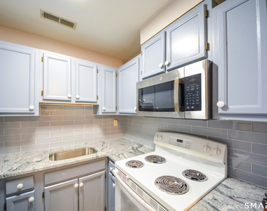 31 Stuart Avenue - Photo Thumbnail 5