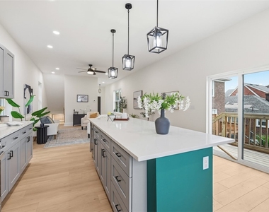 1361 Hawthorne St - Photo Thumbnail 6