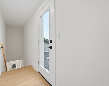 1361 Hawthorne St - Photo Thumbnail 15