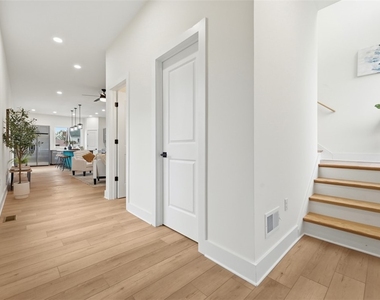 1361 Hawthorne St - Photo Thumbnail 18