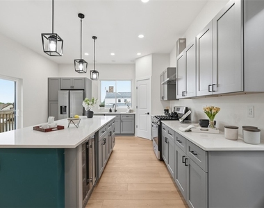 1361 Hawthorne St - Photo Thumbnail 4