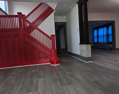 1704 E Main St - Photo Thumbnail 3