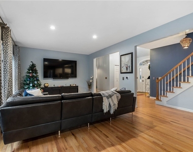 4892 Macgregor Lane - Photo Thumbnail 7