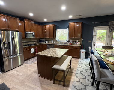 180 Village Green Court Sw - Photo Thumbnail 7