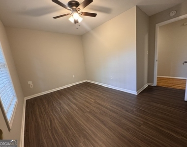 1142 Windsor Street Sw - Photo Thumbnail 4
