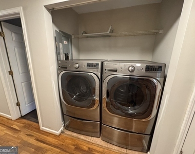 1142 Windsor Street Sw - Photo Thumbnail 3