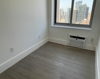 West 47th Street - Photo Thumbnail 7