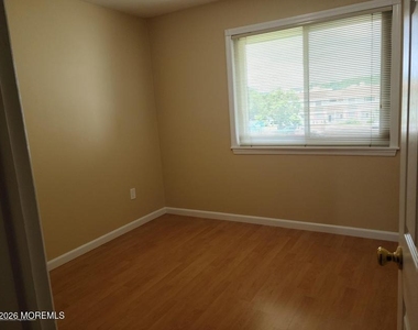 215 Clubhouse Drive - Photo Thumbnail 12