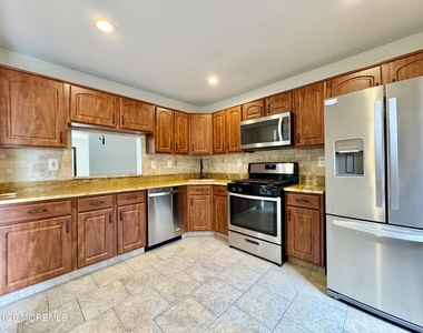 207 Lindsey Court - Photo Thumbnail 6