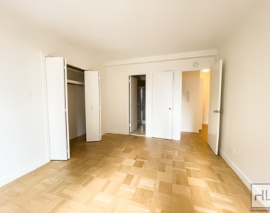 East 79th Street - Photo Thumbnail 4