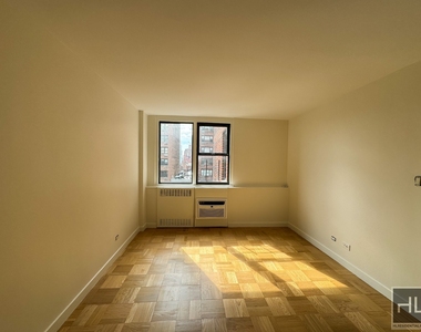 East 79th Street - Photo Thumbnail 3
