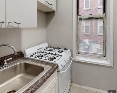 East 58 Street - Photo Thumbnail 2