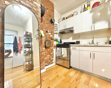 244 Roebling Street - Photo Thumbnail 2